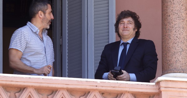 Tras el reclamo de Macri, Milei ahora amenaza con cerrar Aerolíneas