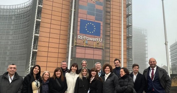 Milei ordenó que Argentina abandone la cumbre climática, pero sus funcionarios están de gira verde por Eupopa