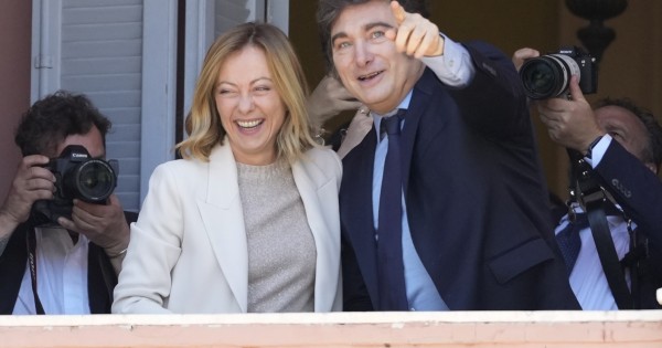 Milei ratificó la buena sintonía con Meloni y la hizo saludar en el balcón