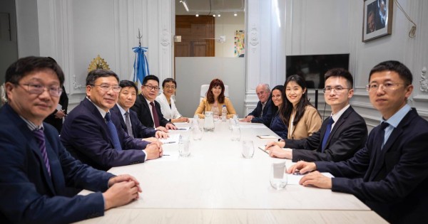 Cristina recibió una delegación china en el Patria