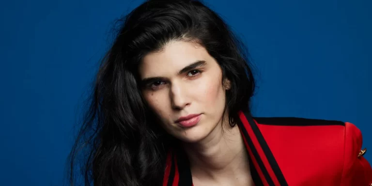Doble Valentina estrenó su nueva canción “Tanta inteligencia artificial”