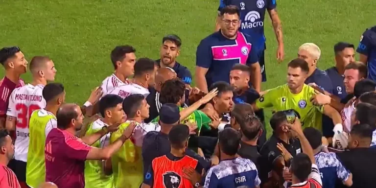 River perdió sobre la hora y terminó peleando con los jugadores de Independiente Rivadavia