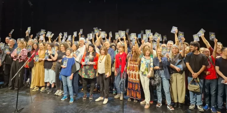 “Cometierra” de Dolores Reyes fue leída por más de 100 escritores en el teatro Picadero con más de 300 espectadores