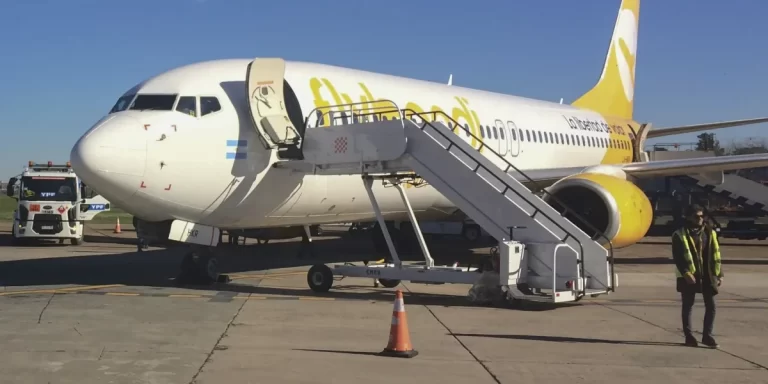 Flybondi se posiciona entre las aerolíneas con más cancelaciones