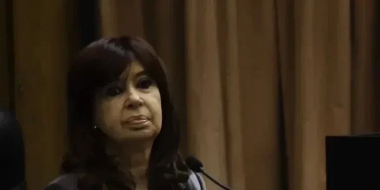 Denunciaron a Cristina Kirchner por defraudación contra la administración pública