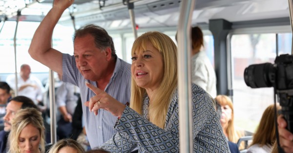 La intendenta de Tucumán subió a su gabinete a un colectivo para relevar los problemas de la ciudad