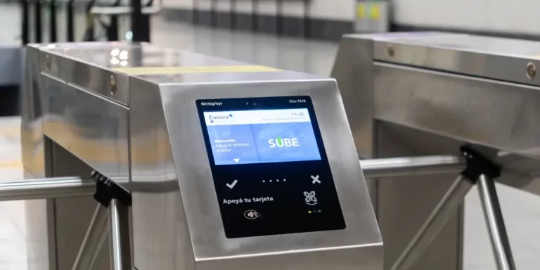 Subte: ya se puede pagar con tarjeta de débito y celular en cinco estaciones