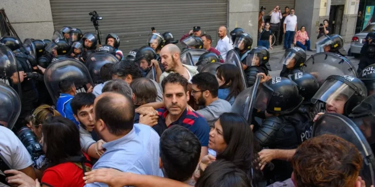 Enfermeros de la Ciudad fueron reprimidos frente a la Legislatura de CABA