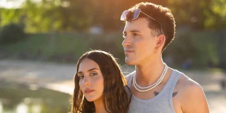 Cata Vicz y Tobías Rausch lanzan “Bronceador”