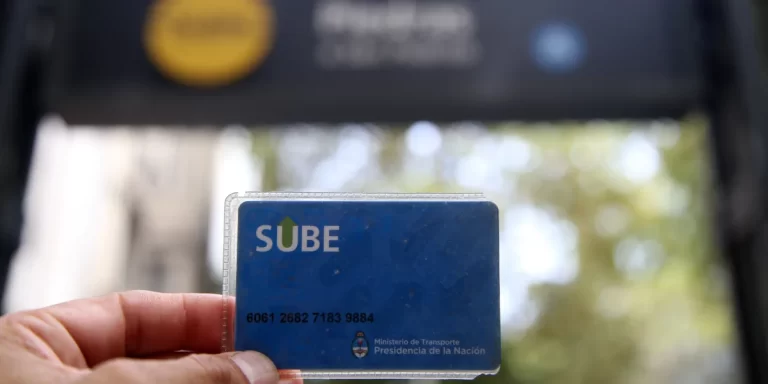 Subte: cuáles son las promociones para pagar con tarjetas, con el celular y con criptomonedas
