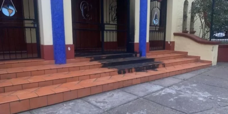 Rosario: arrojan una bomba molotov a una iglesia