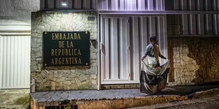 Venezuela: el Gobierno de Nicolás Maduro dejó sin agua potable a la Embajada argentina en Caracas