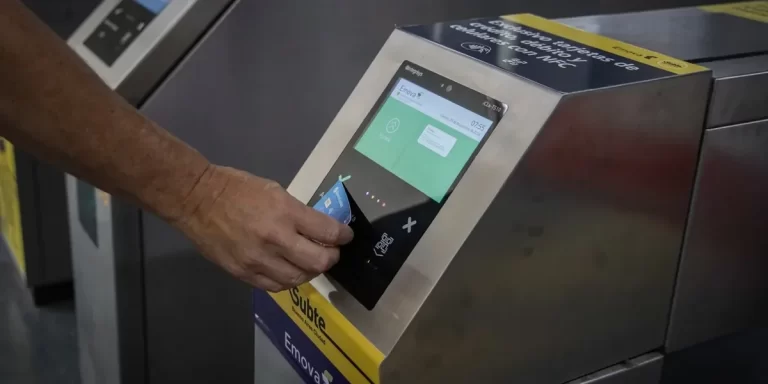 Subte: cómo funciona el sistema para pagar con tarjeta de débito, crédito y celular