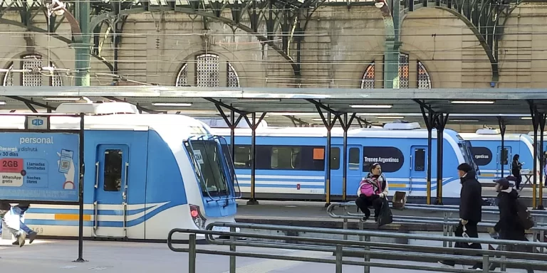 Demoras y cancelaciones en los trenes tras una medida de fuerza de La Fraternidad