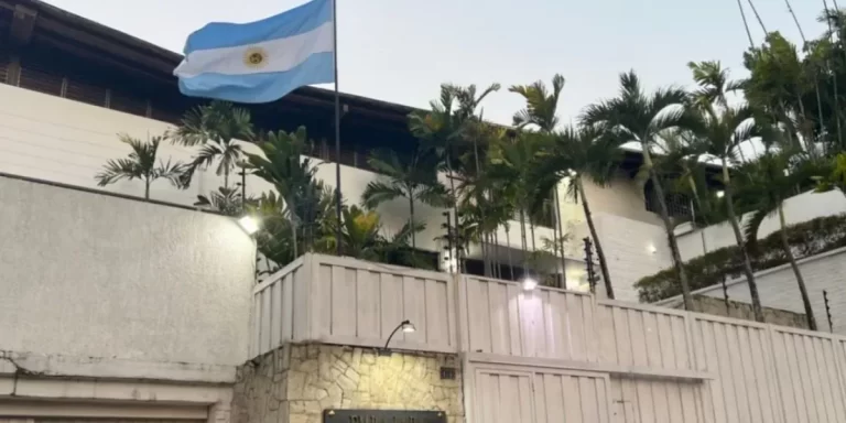 Un grupo de ex presidentes acusan a Maduro de “transformar la embajada argentina en una cárcel”