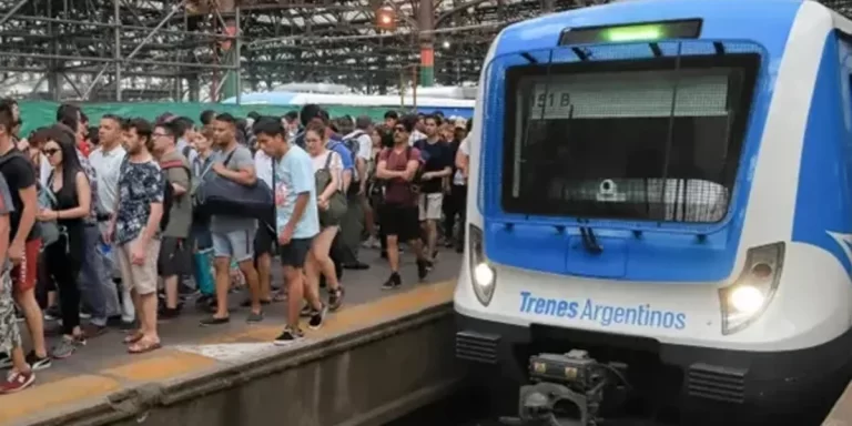 Por una medida de fuerza, los trenes circulan a 30 km/h y hay demoras y cancelaciones