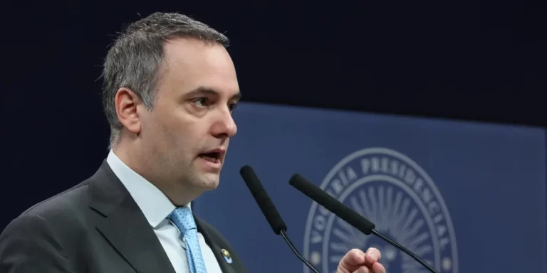 El Gobierno anunció reformas migratorias en el sistema de salud y en las universidades