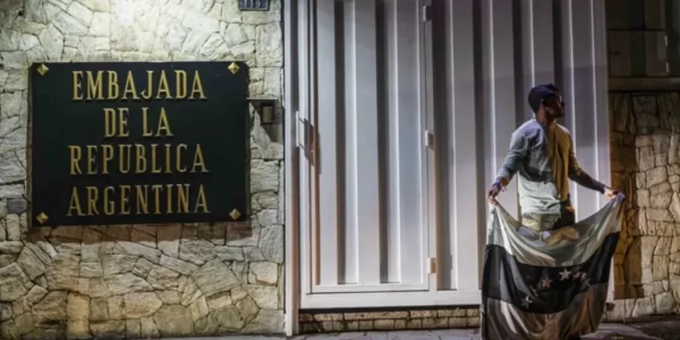 Argentina denunció ante la CPI al Gobierno de Maduro por el asedio a la embajada en Caracas