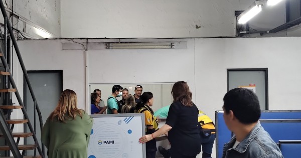 Recorte de medicamentos: un jubilado se roció con combustible en una sede del PAMI en Córdoba