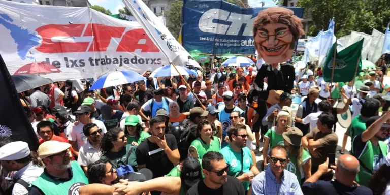 Paro y movilizacion de centrales en Plaza de Mayo contra el Gobierno de Milei