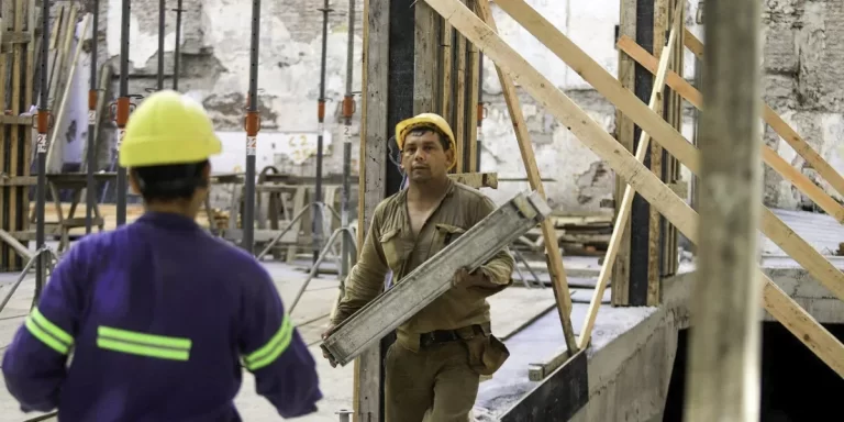 Se demora la recuperación: caen la industria y la construcción en octubre