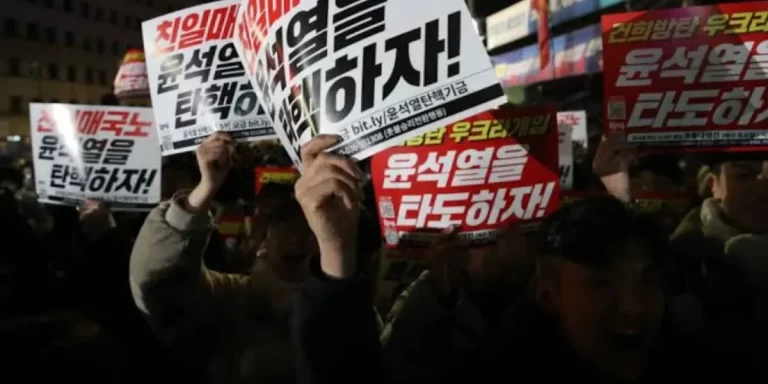 Protestas frente al Parlamento de Corea del Sur pidiendo por la renuncia o cese del presidente