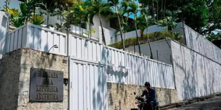 Cancillería expresó su preocupación por la vida de los asilados en la Embajada Argentina en Caracas