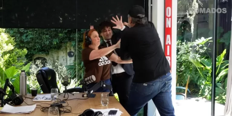 El líder del Polo Obrero Eduardo Belliboni golpeó al influencer libertario Fran Fijap durante una entrevista