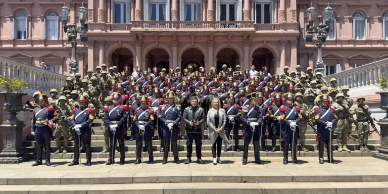 Javier Milei celebró el bicentenario de la guardia de granaderos al ritmo de “Panic Show”