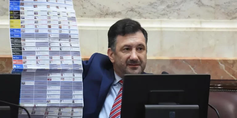 El oficialismo y bloques dialoguistas buscan la suspensión de Kueider en el Senado