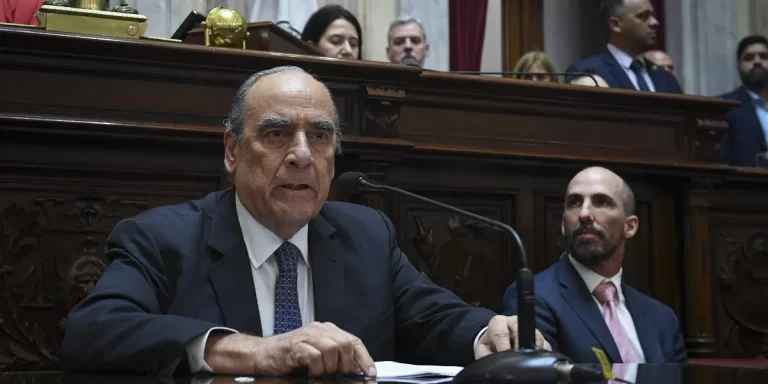 Francos tildó de “ridícula” la propuesta de Kicillof sobre Aerolíneas Argentinas