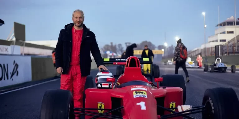 El argentino que fue doble de riesgo de Ayrton Senna y junto a su familia hizo los autos de la serie