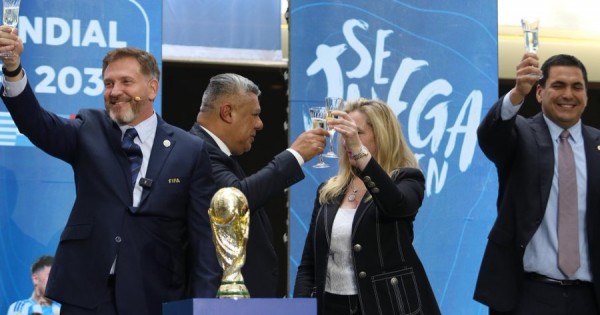 Milei mandó a Karina a brindar con el Chiqui Tapia para irritar a Macri y dejaron en ridículo a Scioli