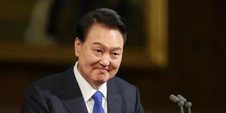El parlamento de Corea del Sur votó por destituir al presidente Yoon Suk Yeol