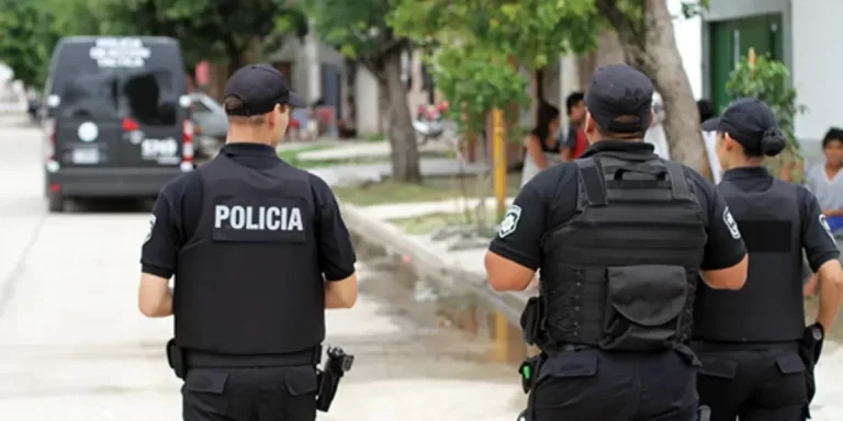 Rosario: cuatro policías detenidos por realizar un allanamiento ilegal