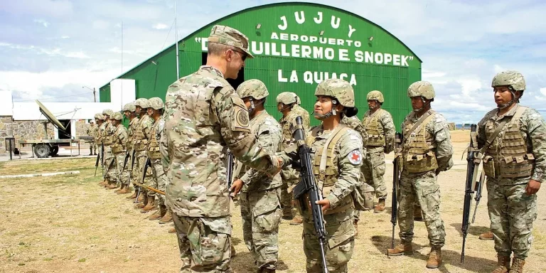 Bolivia movilizó más de 8000 soldados hacia sus fronteras para “bloquear el contrabando”