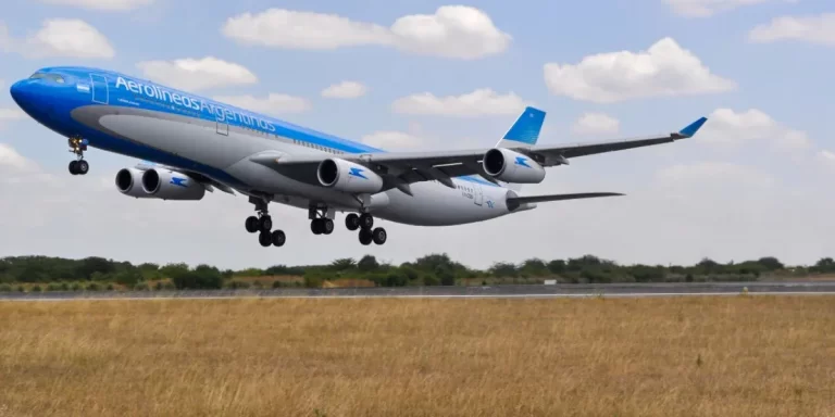 El Gobierno bonaerense insiste con su propuesta sobre Aerolíneas Argentinas