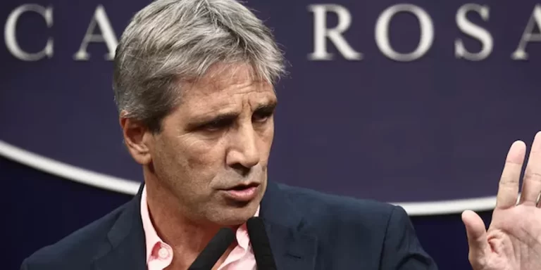 Caputo le restó importancia a la suba del dólar blue: “La gente debe estar comprando porque se va de vacaciones”