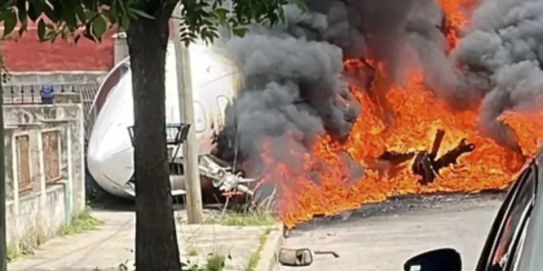 Un avión privado chocó contra una casa y se incendió en el aeropuerto de San Fernando: hay dos muertos