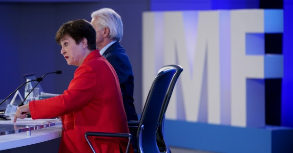 El FMI confirmó que negocia un nuevo programa con Caputo