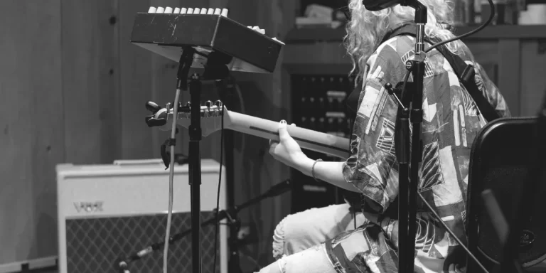 Mica Hourbeigt termina el año con el lanzamiento de su segundo disco: “Silencio”