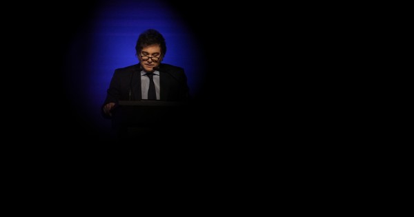 Milei compartió una foto del Unicenter lleno por las fiestas pero eran de un shopping de la China comunista