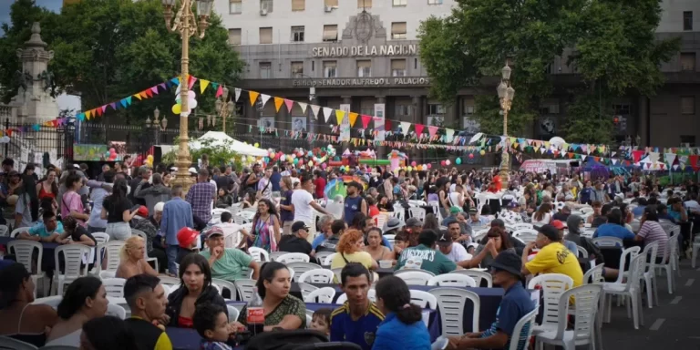 La cena navideña frente al Congreso albergó más de 4 mil personas en situación de calle