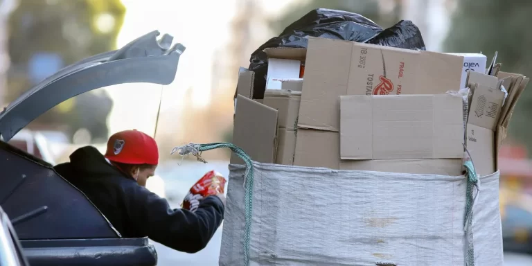 Casi cuatro de cada diez trabajadores están en negro y habitan un hogar pobre