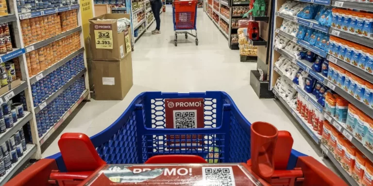 Las ventas en supermercados se desploman casi un 20% en octubre