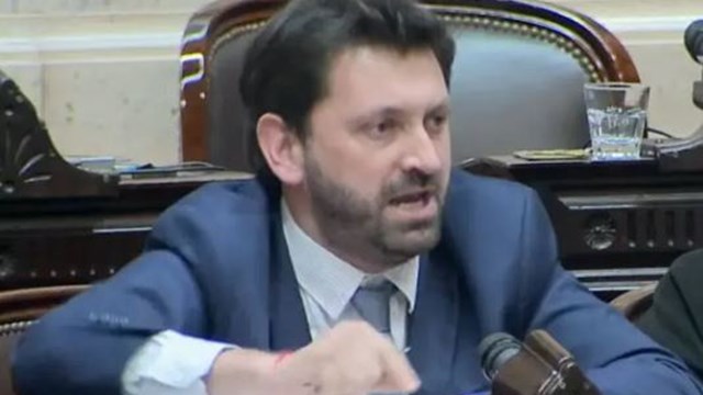 La furia de los radicales “sin peluca” por la foto del bloque UCR con Milei: “Arrastrados como gusanos”