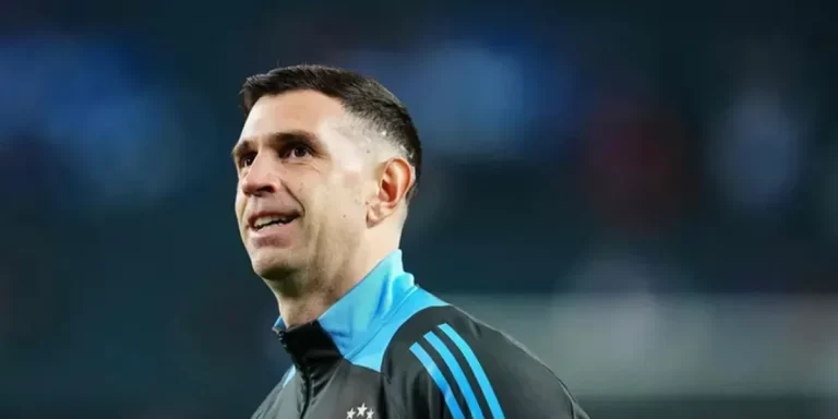 Emiliano “Dibu” Martínez figura en el equipo ideal de 2024 de la IFFHS