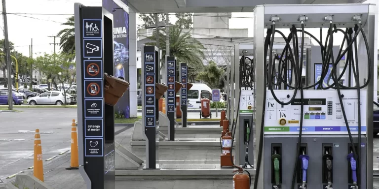 Suben los precios de los combustibles: cuándo y cuánto incrementarán
