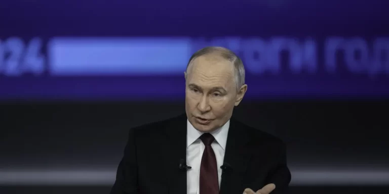 El presidente ruso, Vladímir Putin, pidió disculpas por la tragedia del avión de Kazajistán