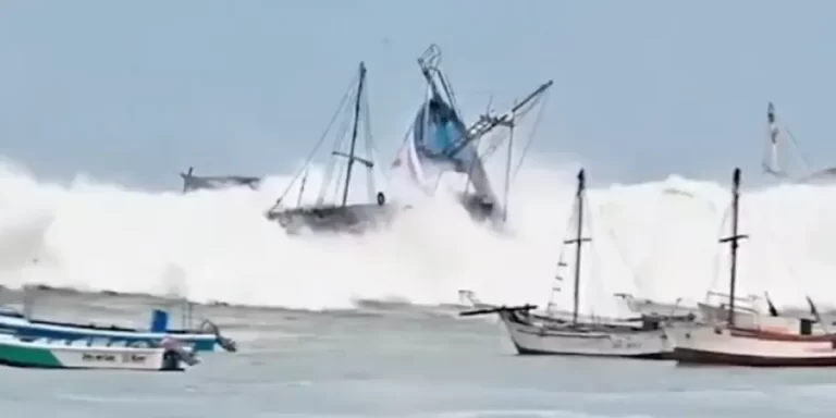 Cierran 91 puertos en Perú por el impacto de un “Maretazo”, un fuerte fenómeno climático de oleaje